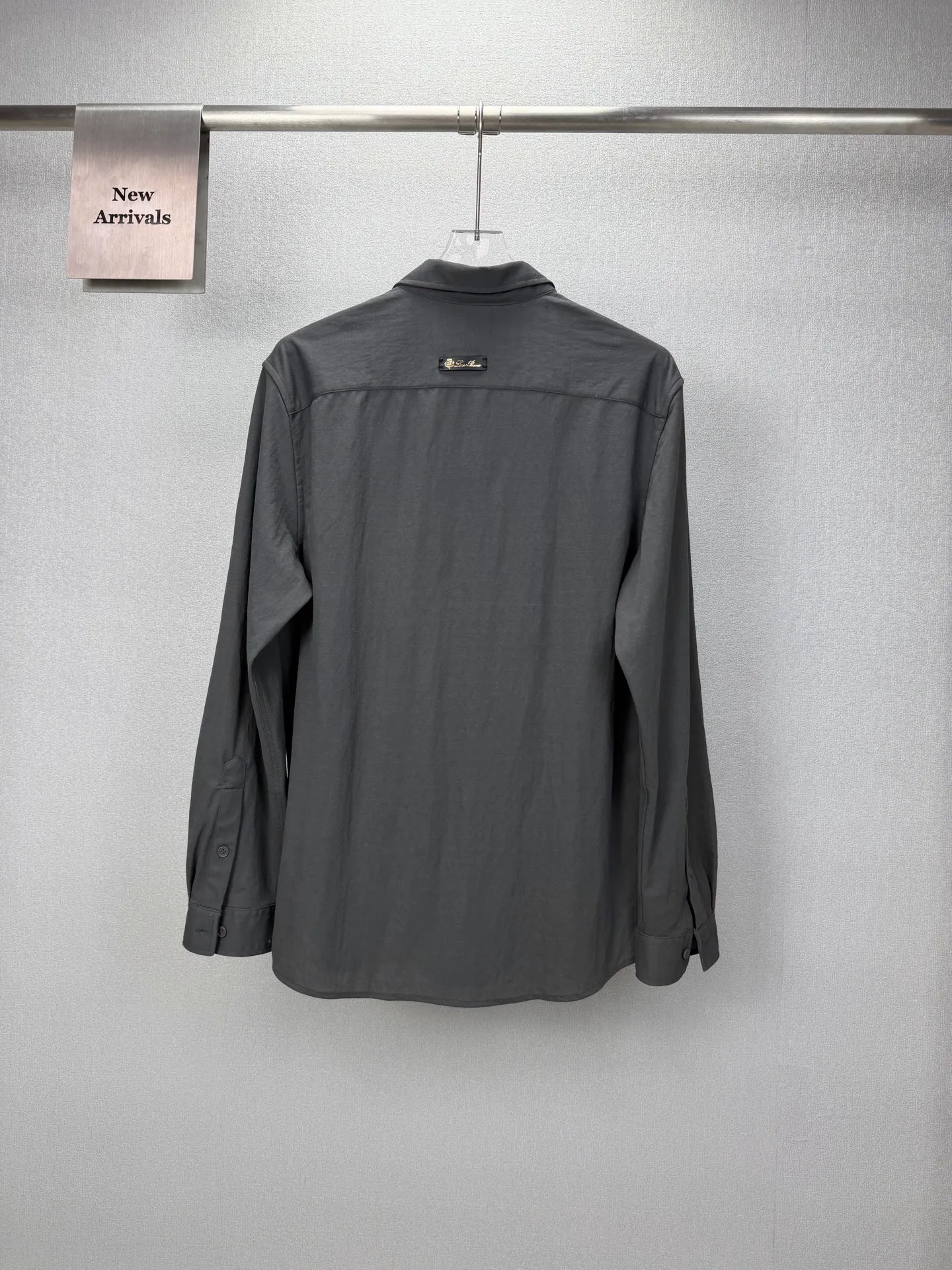 Loro Piana 2026 New Arrival Solid Color Linen Couple Style Lapel Shirt High Version High Version The fabric is made of linen, cotton, nylon composite materials, the whole body is solid color, simple and loose fit, and the leather letter logo embroidery design on the back neck is fashionable and personalized. Super Versatile and good-looking shirt. Very suitable for both men and women. A must-have for everyone. Packaging Tag Collar Label Washed Wheat Complete 👍 Colors: Navy Blue, Gray, Khaki, White Sizes:M-4XL